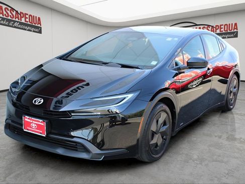 Used 2025 Toyota Prius LE AWD/4WD image 1
