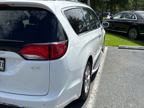 Used 2018 Chrysler Pacifica Touring-L w/ Tire & Wheel Group FWD image 3