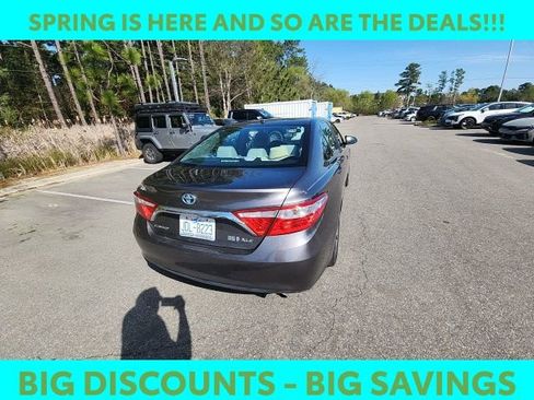 Used 2015 Toyota Camry XLE w/ Moonroof Package image 11