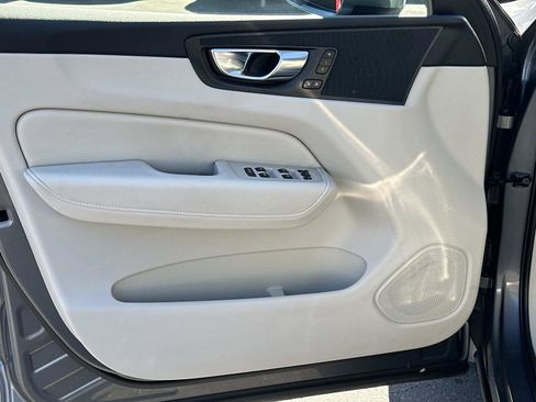 Certified 2021 Volvo XC60 T5 Momentum w/ Premium Package image 16