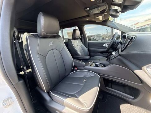 New 2026 Chrysler Pacifica Limited FWD image 40