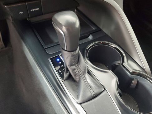 Used 2020 Toyota Camry SE image 18