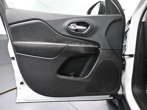 Used 2019 Jeep Cherokee Trailhawk image 18