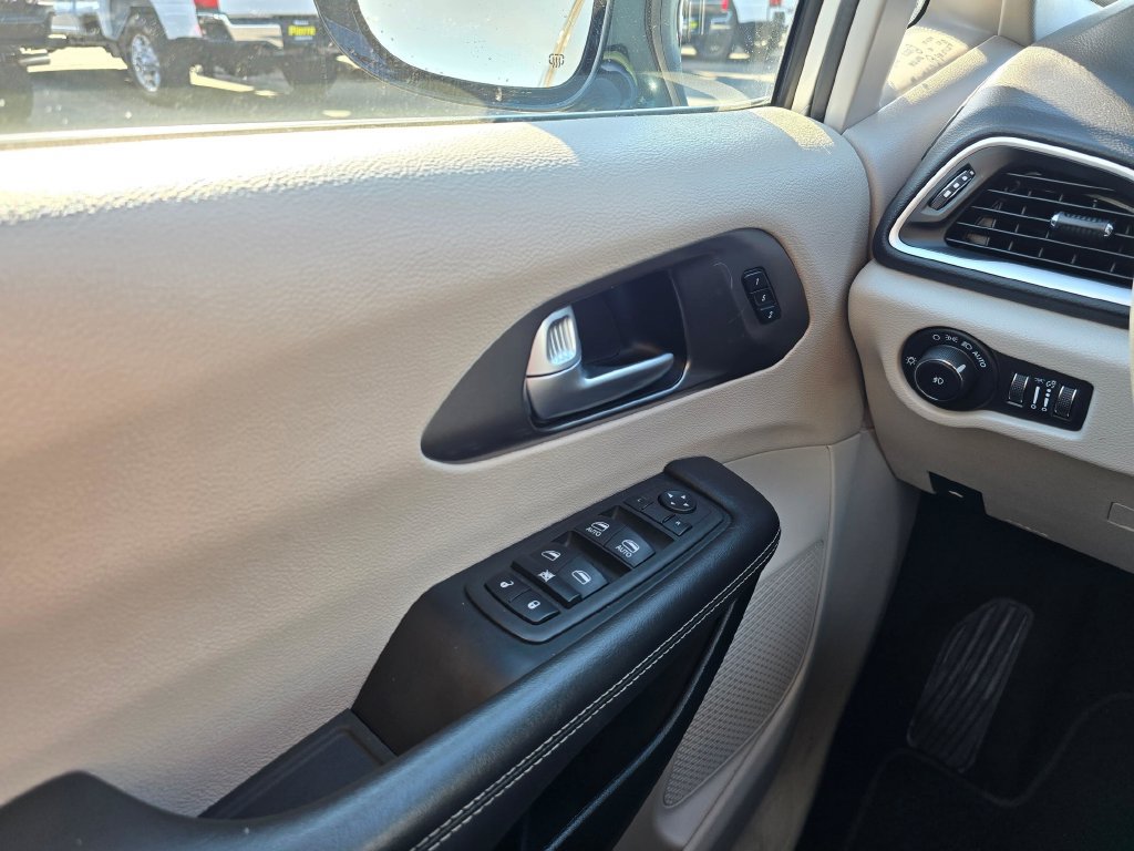 Used 2024 Chrysler Pacifica Touring-L FWD image 29