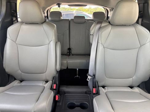 Used 2025 Toyota Sienna XLE FWD image 36