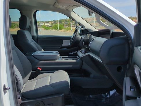 Used 2025 Ford Expedition Active image 30