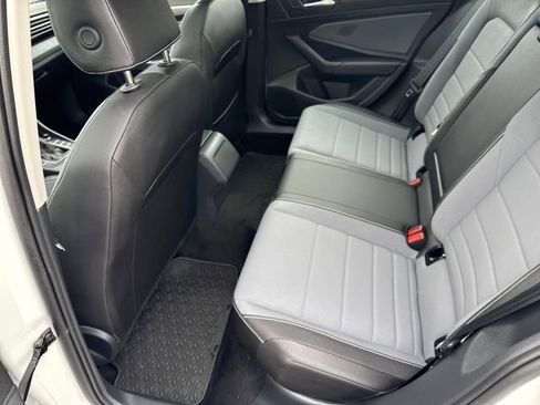 Certified 2025 Volkswagen Jetta SE w/ Sunroof Package image 31