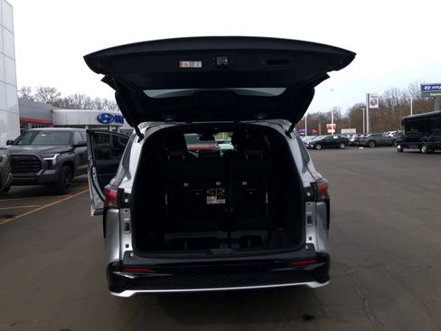 Certified 2025 Toyota Sienna XSE image 28