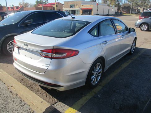 Used 2017 Ford Fusion SE w/ Fusion SE Technology Package image 5