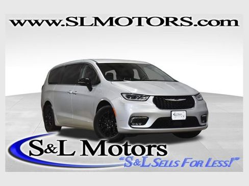 Used 2024 Chrysler Pacifica Touring-L image 1