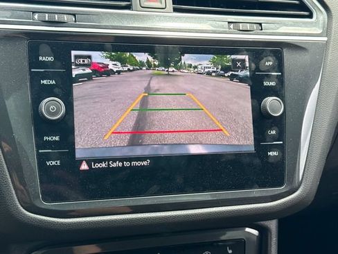 Used 2022 Volkswagen Tiguan SE w/ Panoramic Sunroof Package AWD/4WD image 27