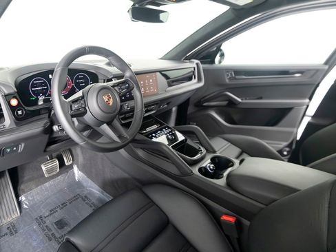 Certified 2025 Porsche Cayenne GTS AWD/4WD image 19