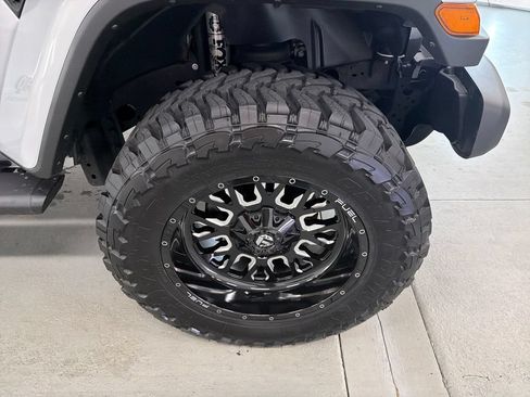 Used 2024 Jeep Gladiator Sport AWD/4WD image 5