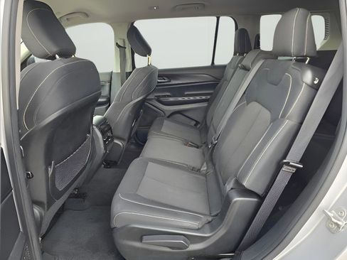 Used 2023 Jeep Grand Cherokee L Laredo image 15