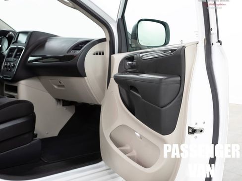 Used 2018 Dodge Grand Caravan SE w/ UConnect Hands-Free Group FWD image 16