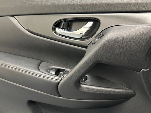 Certified 2017 Nissan Rogue SV w/ SV Premium Package image 18