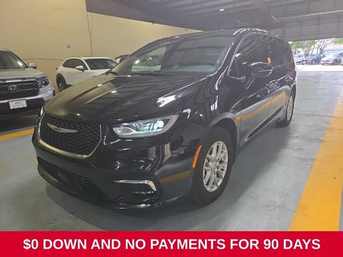Used 2025 Chrysler Pacifica Select FWD image 1