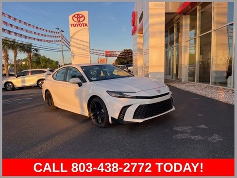 Used 2025 Toyota Camry SE image 1