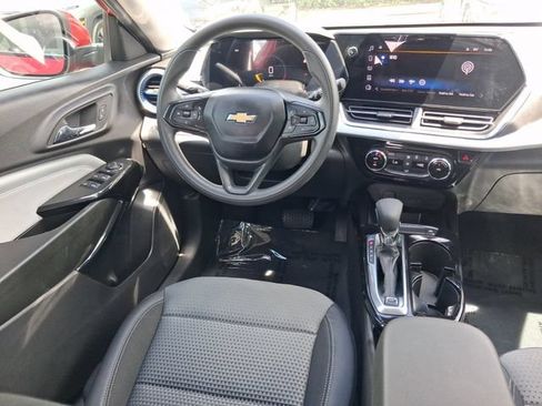 Used 2026 Chevrolet Trax LT FWD image 8