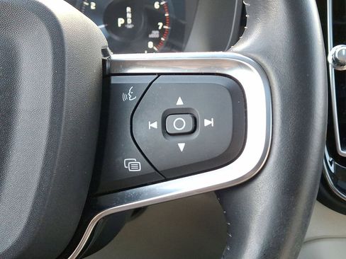 Used 2021 Volvo XC40 T5 Momentum w/ Premium Package image 18