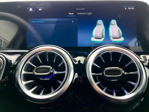 Used 2025 Mercedes-Benz GLA 250 4MATIC image 33