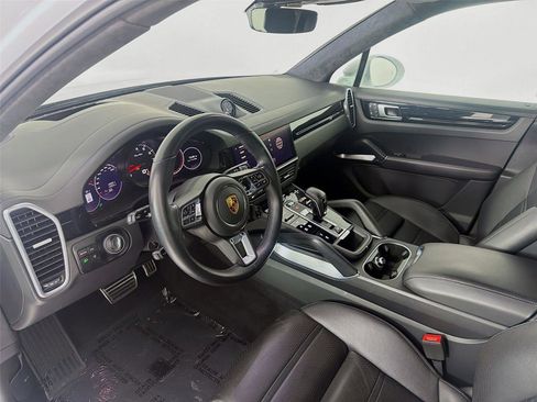 Certified 2022 Porsche Cayenne Turbo image 4