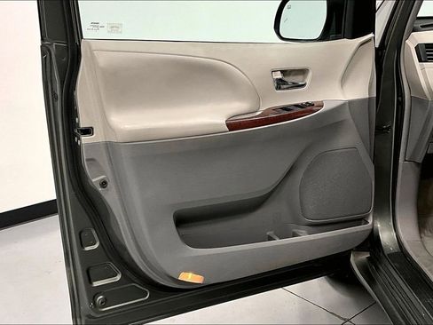 Used 2013 Toyota Sienna XLE image 20