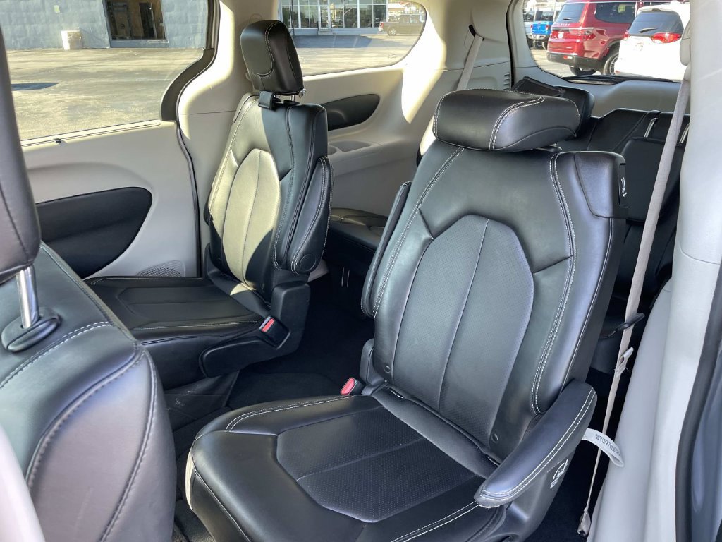 Used 2024 Chrysler Pacifica Touring-L FWD image 25
