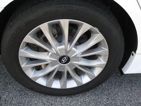 Used 2015 Hyundai Sonata Limited w/ Option Group 05 FWD image 10