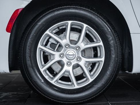 Used 2025 Chrysler Pacifica Select image 21