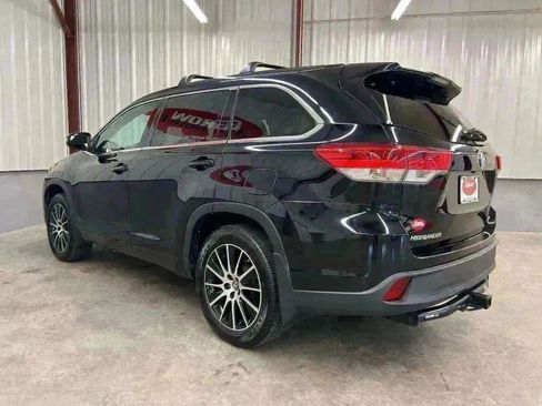 Used 2018 Toyota Highlander SE image 12