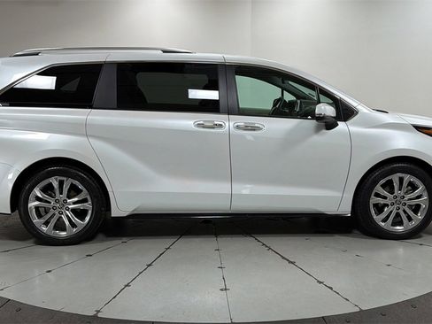 Certified 2023 Toyota Sienna Platinum image 6
