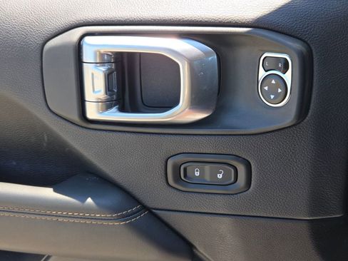 Used 2025 Jeep Wrangler Unlimited Sahara AWD/4WD image 27
