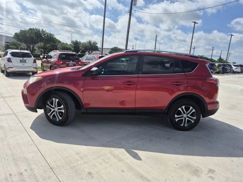 Used 2017 Toyota RAV4 LE FWD image 2