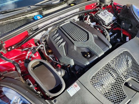 Used 2024 Porsche Macan w/ Premium Plus Package image 10