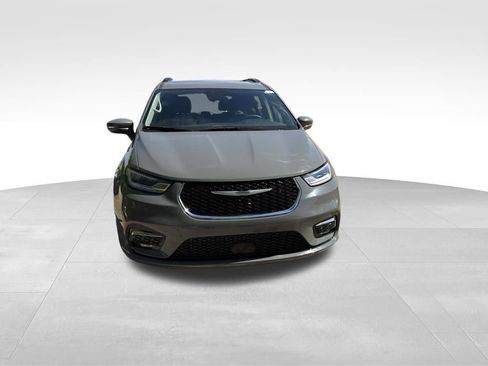 Used 2022 Chrysler Pacifica Touring-L FWD image 4