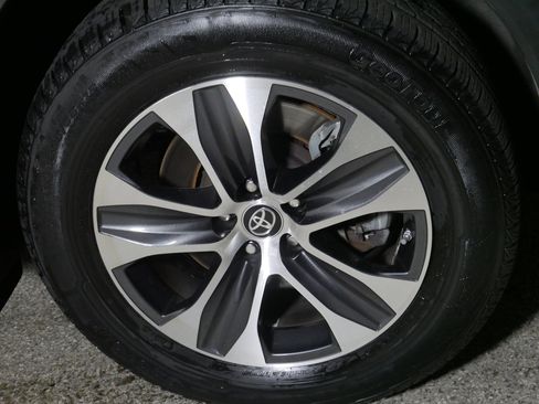 Used 2021 Toyota Highlander XLE image 15