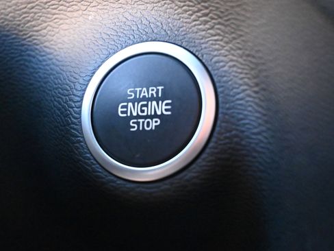 Used 2025 Volvo XC40 B5 Core image 33