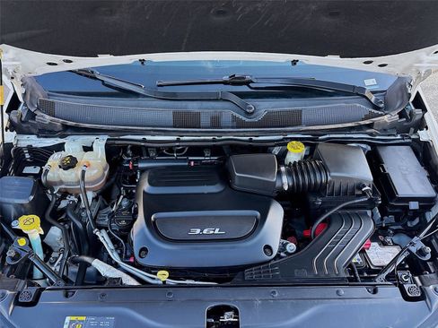 Used 2018 Chrysler Pacifica Touring-L image 33