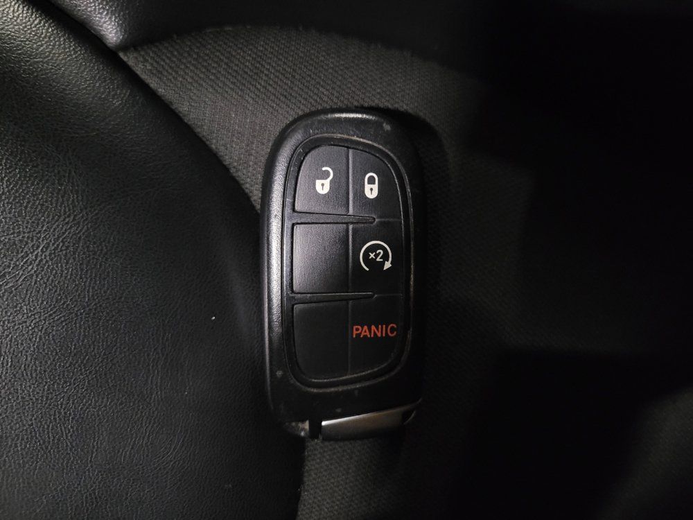 Used 2019 Jeep Cherokee Latitude Plus w/ Cold Weather Group AWD/4WD image 32