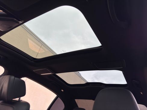 Used 2022 BMW 740i w/ M Sport Package RWD image 13
