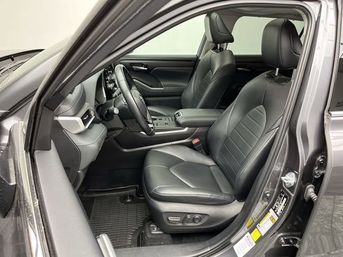 Used 2021 Toyota Highlander XLE image 9