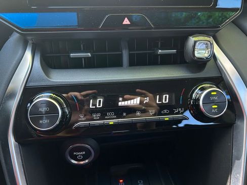 Used 2024 Toyota Venza LE image 25