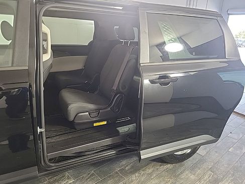 Used 2022 Kia Carnival LX image 15