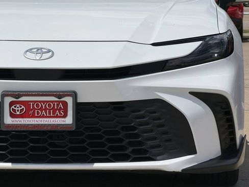Used 2025 Toyota Camry SE FWD image 9