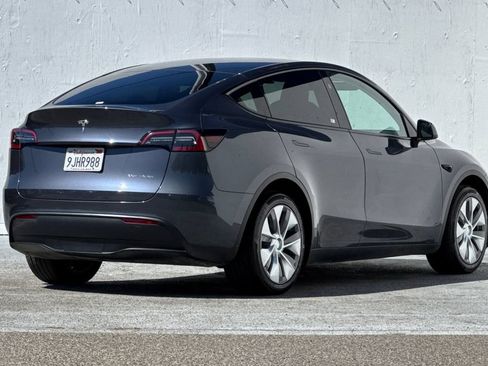 Used 2023 Tesla Model Y Long Range AWD/4WD image 3