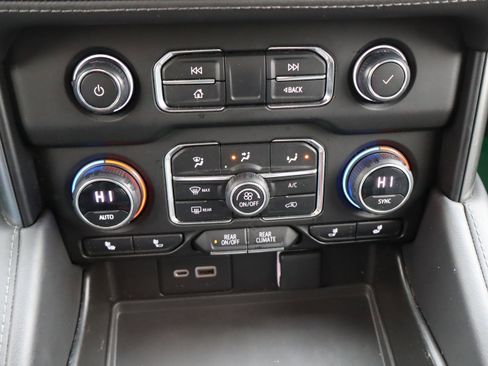 Certified 2023 Chevrolet Suburban Z71 w/ Luxury Package image 29