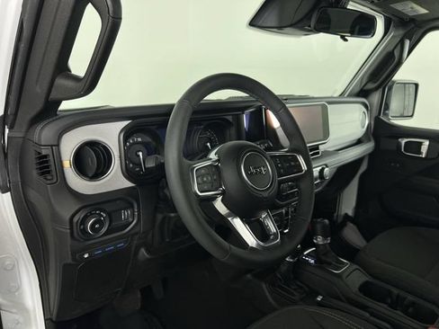 Used 2025 Jeep Wrangler Unlimited Sahara w/ Safety Group AWD/4WD image 10