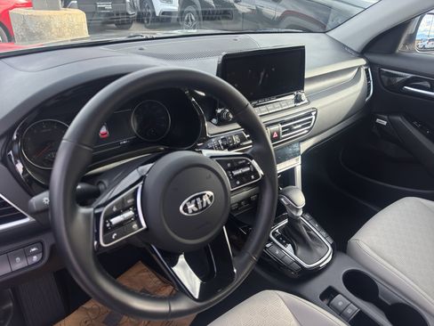 Used 2021 Kia Seltos SX w/ SX Sunroof Package image 8