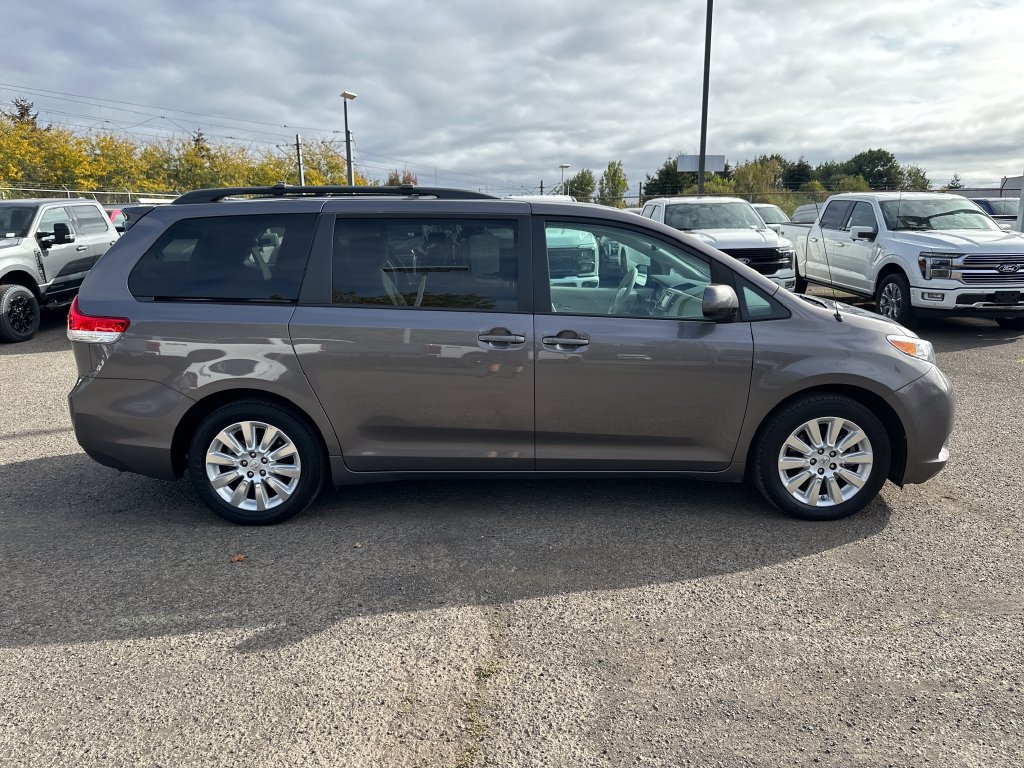Used 2014 Toyota Sienna LE AWD/4WD image 7